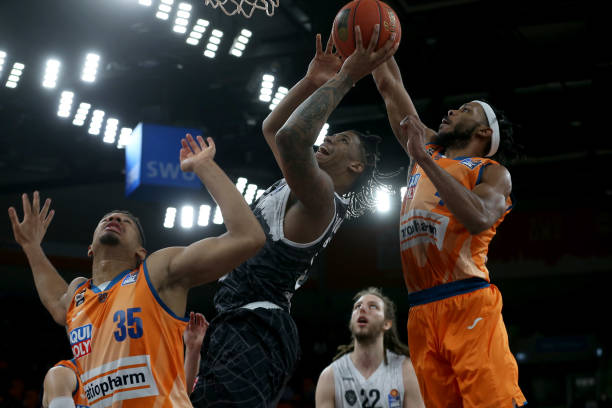 后防线的稳 后防线的稳